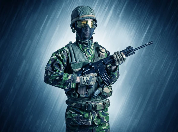 Soldat debout par temps pluvieux — Photo