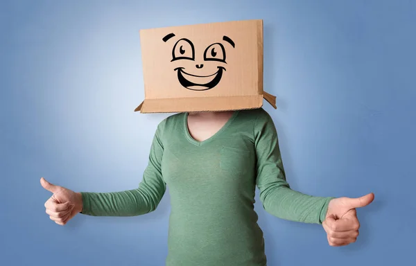 Jeune femme avec boîte en carton sur la tête — Photo