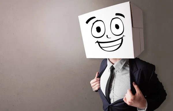 Jovem com cara de caixa de papelão feliz — Fotografia de Stock