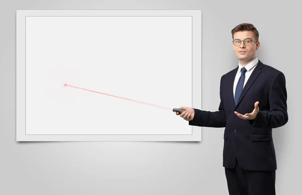 Zakenman met laserpointer en copyspace witte blackboard — Stockfoto