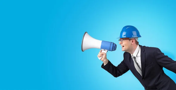 Jovem arquiteto gritando com megafone — Fotografia de Stock