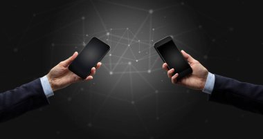 Akıllı telefonlar holding iki eller yakın çekim