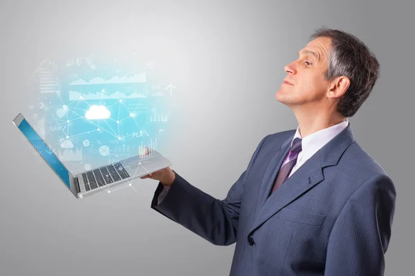 Άνθρωπος που κρατά το laptop με το cloud με βάση σύστημα έννοια — Φωτογραφία Αρχείου