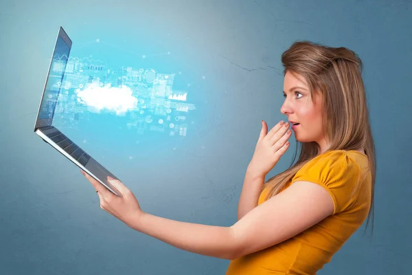 Mujer sosteniendo portátil con notificaciones del sistema basadas en la nube —  Fotos de Stock