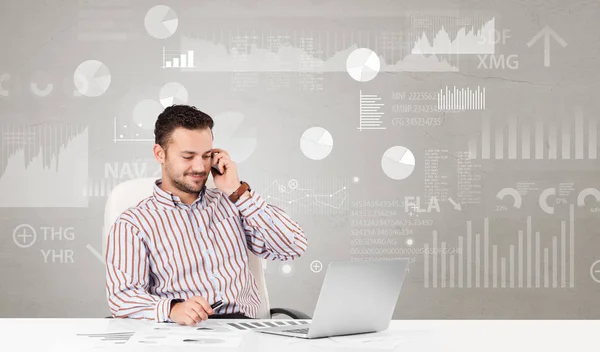 Geschäftsmann sitzt am Schreibtisch mit Berichtsanalyse-Konzept — Stockfoto