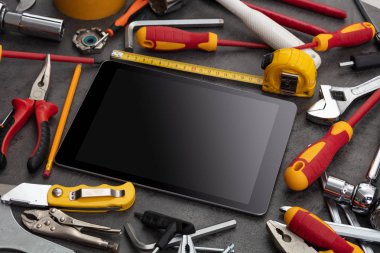 Ev aletleri ve tablet ile boş perde 