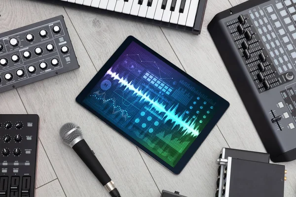 Musikinstrument och surfplatta med inspelning app — Stockfoto