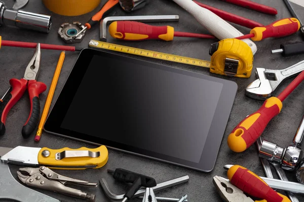 Ev aletleri ve tablet ile boş perde 