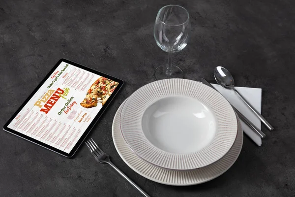 Menu de pizza online com conceito de utensílios de mesa — Fotografia de Stock