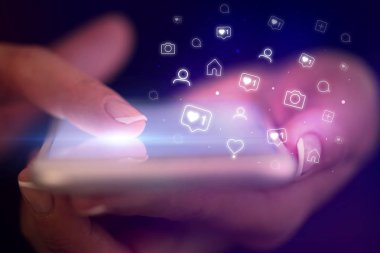 Sosyal medya kavramı ile telefon dokunmak parmak
