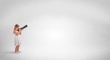 Spyglass boş bir alana bakarak çocuğun