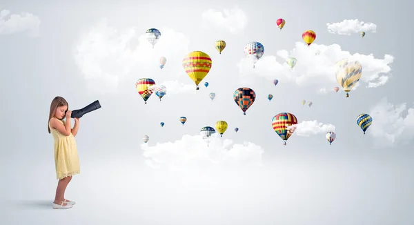Kind blickt durch Glasscheibe auf Luftballons — Stockfoto