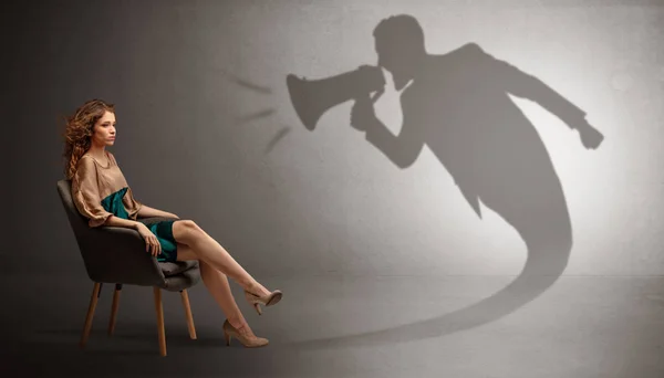 Sombra escura gritando a senhora elegante — Fotografia de Stock