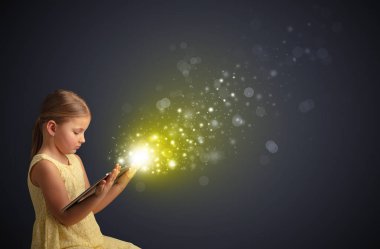 Köpüklü tablete oynayan küçük çocuk