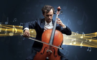 Çello notları ile oynamaya müzisyen