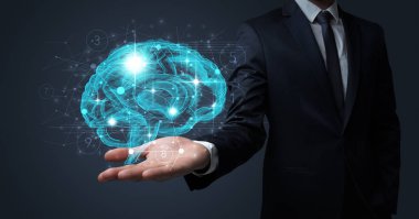 İnsan beyni elinde tutan adam