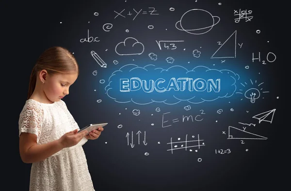 Niño pequeño usando en la tableta con concepto educativo —  Fotos de Stock