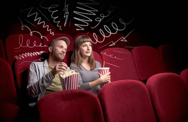 Roztomilý pár v kině sledování filmu — Stock fotografie