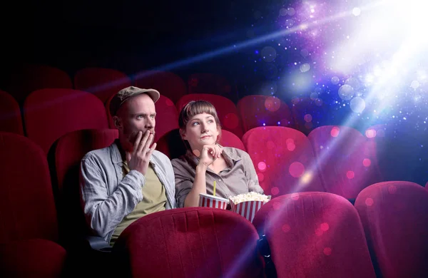 Romantisches Paar sitzt bei Schauspiel — Stockfoto