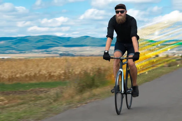 Jeune vélo d'équitation dans la nature — Photo