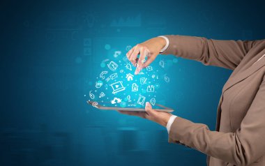 El tutma tablet tebeşir çizilmiş sembolleri yukarıda bulunan