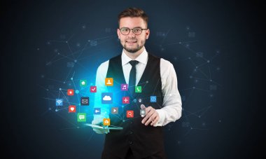 Tablet ve uygulama ile genç işadamı