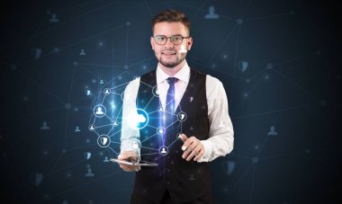 Güvenli bulut kavramı ile işadamı ve tablet