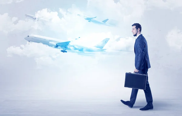Επιχειρηματίας πηγαίνει κάπου με το αεροπλάνο — Φωτογραφία Αρχείου
