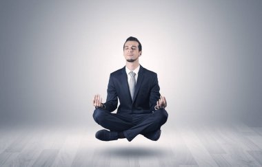 İşadamı bir boşluk kavramı içinde meditasyon