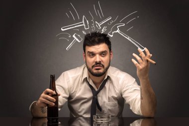 Akşamdan kalma konsepti ile sarhoş hayal kırıklığına adam