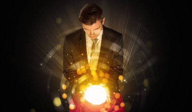 Köpüklü sihirli top ile oturan işadamı