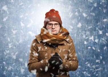 Yakışıklı çocuk kar fırtınası kavramı titreme