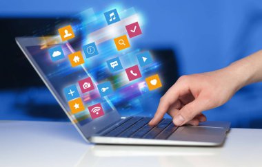 El laptop renkli uygulama simgeler ve semboller kavramı ile kullanma