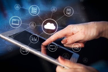 Tablet grafikler ve grafikleri ve raporları kavramı çalışan el