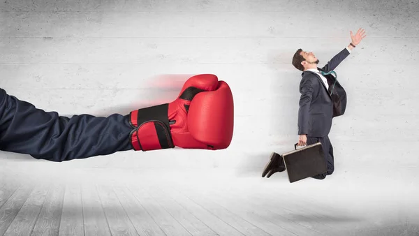 Braço com luvas de boxe atinge conceito de trabalhador de escritório — Fotografia de Stock