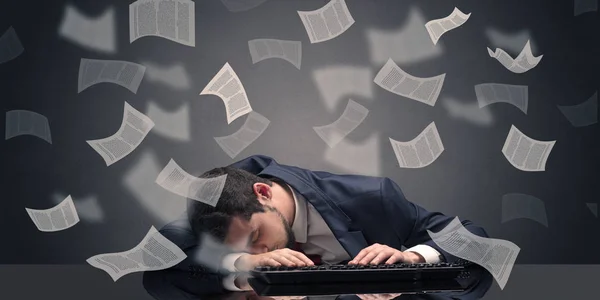 Бізнесмен заснув в офісі з концепцією паперової роботи — стокове фото