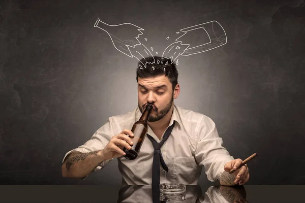 Berusad man med doodle alkohol flaskor koncept — Stockfoto