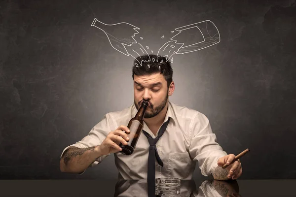 Dronken man met doodle alcohol flessen concept — Stockfoto