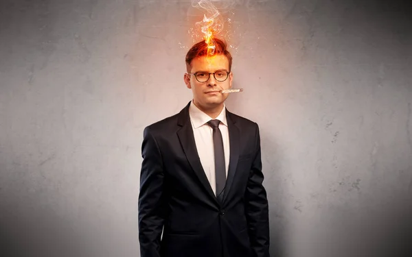 Hombre de negocios enfermo con concepto de cabeza ardiente —  Fotos de Stock