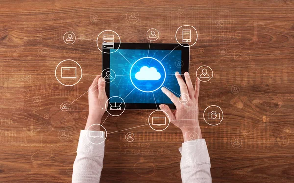 Tableta manual con concepto de sistema de computación en nube centralizado — Foto de Stock
