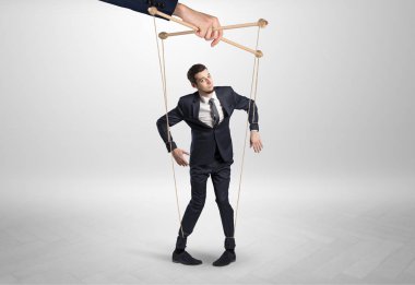 Büyük bir el tarafından Kurşunlu kukla işadamı