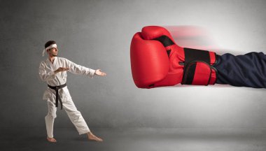 Küçük adam büyük kırmızı Boks eldiveni ile mücadele