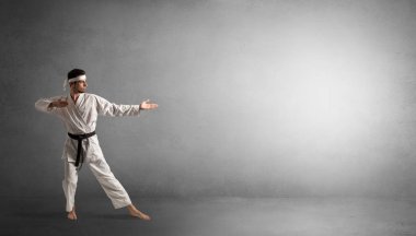 Boş bir alanda mücadele küçük karate adam