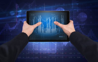 Tablet kullanma ve mali rapor kavramı kontrol el