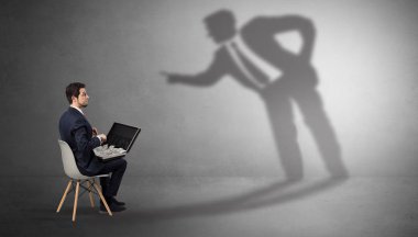 Kalmak ve maddeleri bir gölge adam sunan iş adamı