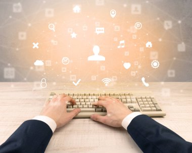 Sosyal Medya Icons çevresinde yazarak zarif işadamı el