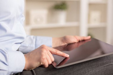 İş kadını tablet rahat bir ortamda kullanma