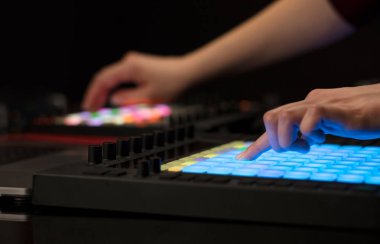 Karıştırma müzik MIDI denetleyicisi üzerindeki el