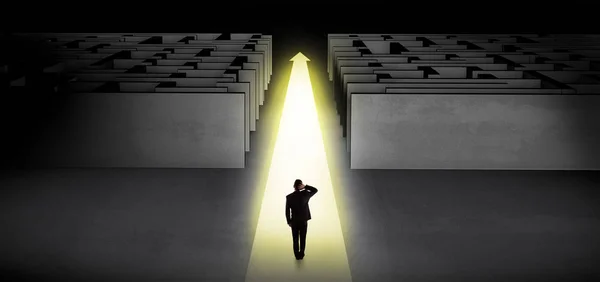 Affärsman som går rakt fram mellan två labyrinter — Stockfoto