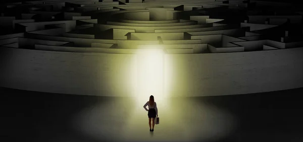 Woman starting a concentric labyrinth — Stock Photo, Image